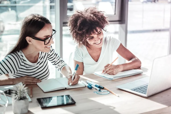 Moderne Hoorcollege Attente Brunette Houden Glimlach Haar Gezicht Het Dragen — Stockfoto