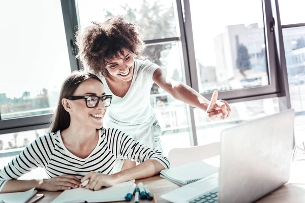 Charmante Afro-Amerikaanse vrouw zoekt op de computer — Stockfoto