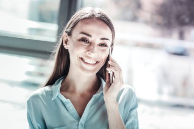 Telefon şaşırtıcı genç kadın