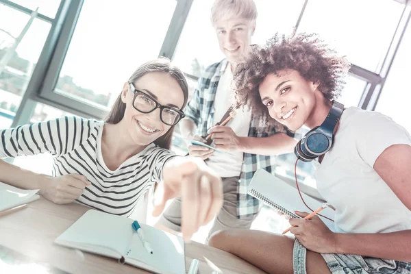 Jóvenes alegres estando en la oficina — Foto de Stock