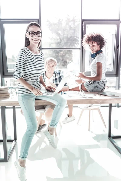 Grupo de personas creativas que trabajan juntas — Foto de Stock