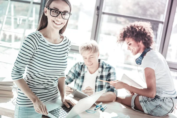 Charmante Brünette mit ihrem Gadget — Stockfoto