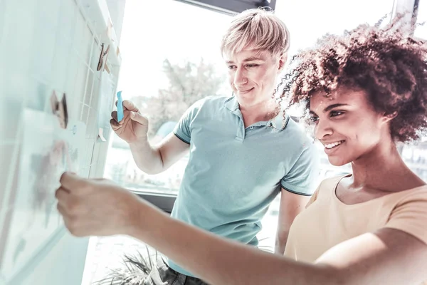 Attraktive junge Menschen, die zusammenarbeiten — Stockfoto