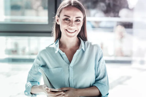 Retrato de mujer bonita que mira a la cámara — Foto de Stock