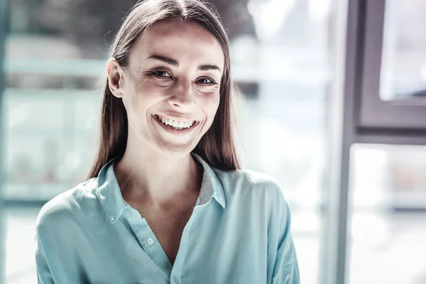 Aantrekkelijke brunette meisje poseren op camera — Stockfoto