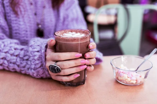 Woman in thick violet sweater drinking freshly-made cacao — Stock Photo, Image