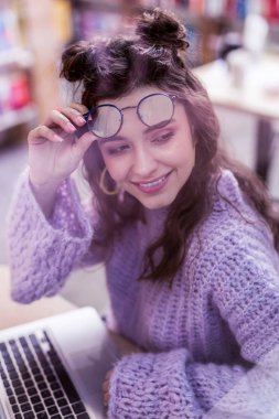 Işınlama Moda Bayan onun temiz bardak alarak