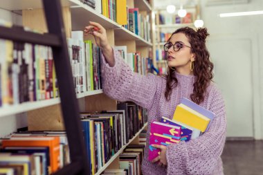 İlgi çekici okuyucu aktif toplama yeni kitaplar