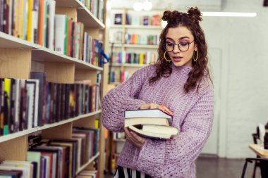 Meraklı kadın iki buns baktılar kitap açılış ile