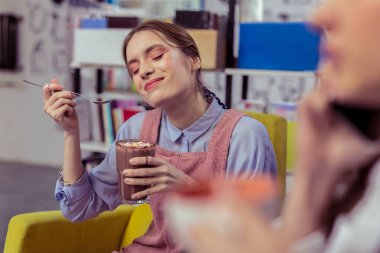 Tadım sırasında heyecan gözlerinde kapanış memnun hanımefendi
