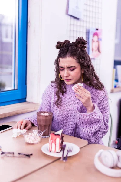 Adolescente enfermo infeliz sentado frente al cacao y trozo de pastel — Foto de Stock