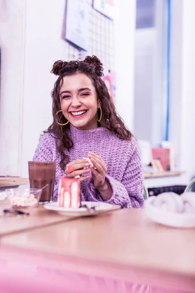Γελώντας θετική μακρυμάλλης κορίτσι που αφιερώνουν χρόνο στο καφενείο — Φωτογραφία Αρχείου