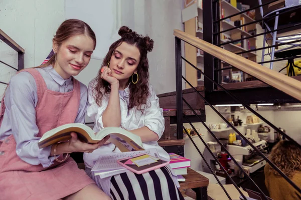 Omuz ve okuma kitap oturup sakin ve huzurlu kızlar — Stok fotoğraf
