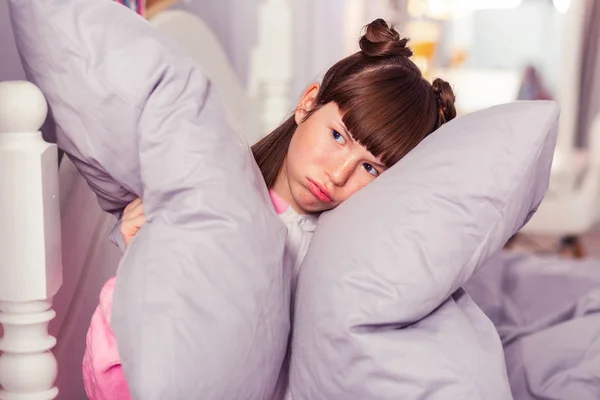 Remaja negatif senang duduk di tempat tidurnya — Stok Foto