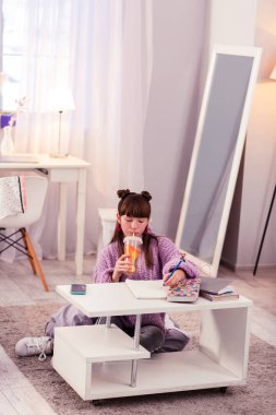 Ciddi küçük erkek kelimeler öğrenmeye çalışıyorum