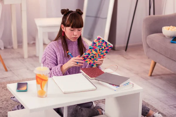 Aufmerksames langhaariges Kind bereitet sich auf Prüfungsarbeit vor — Stockfoto