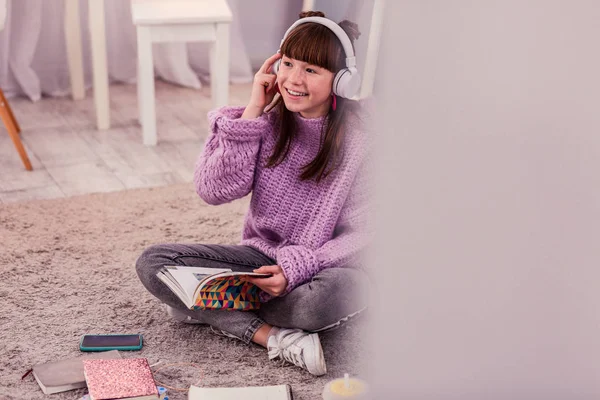 Positiv glad långhårig kid lyssnar på musik — Stockfoto