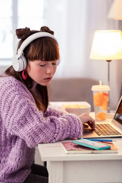 Attentive kid doing her home task alone — Stock Photo, Image