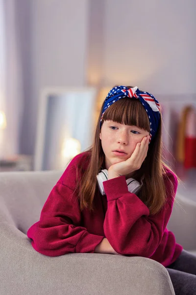 Frustrado adolescente hembra sentado solo en casa —  Fotos de Stock
