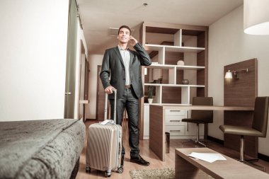 Odada takım elbise ve deri ayakkabı giyen işadamı