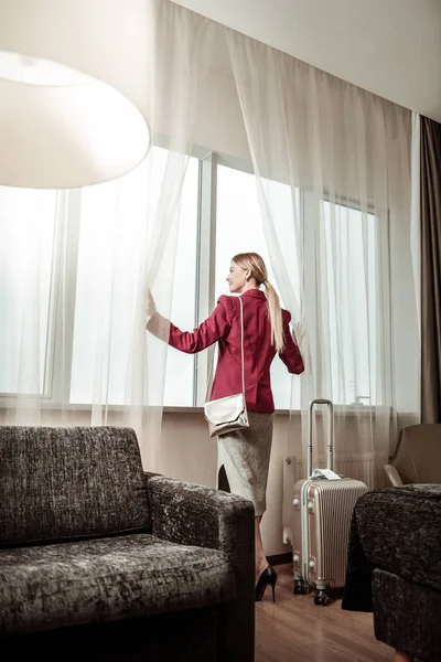 Стильна бізнес-леді, що вивчає готельний номер, що має ділову поїздку — стокове фото