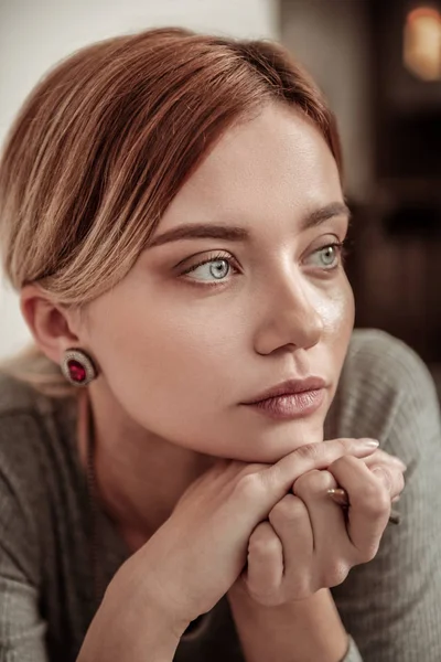 Portrait of beautiful young blue-eyed woman wearing stylish jewelry — Stock Photo, Image