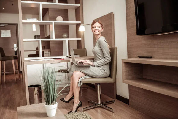 Бізнес-леді працює в затишному просторому готельному номері — стокове фото