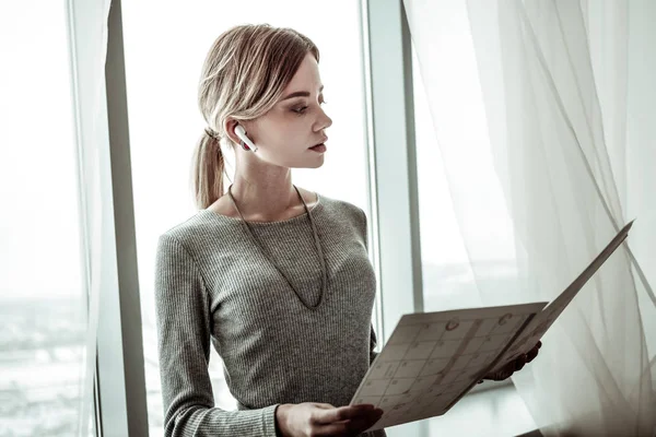 Erfolgreiche Frau im Besitz von Papieren mit Zeitplänen für Mitarbeiter — Stockfoto