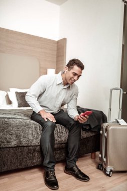 Onun kız arkadaşı alarak sonra ceket kapalı işadamı manifatura