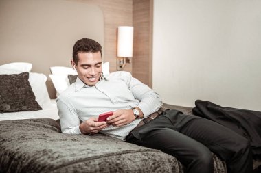 Uzun sonra otel yatakta yatarken ve uçuş yorucu iş adamı