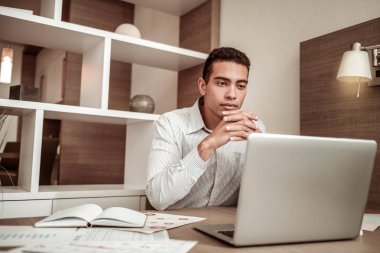 Genç işadamı önemli iş mektubu onun laptop okuma