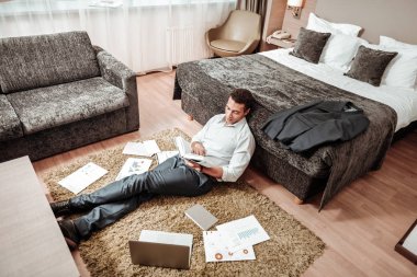 Afrikalı-Amerikalı işadamı otel odasında yerde çalışma