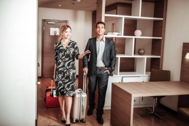 Karım ve hissediyorum kocası onların otel odasına girmeden heyecanlı