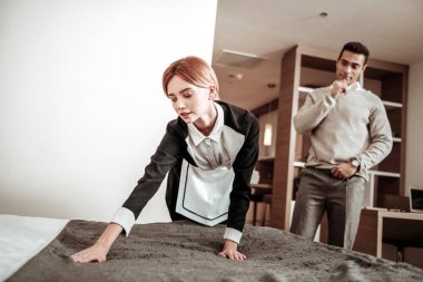 Tecavüzcü yatağının yapma otel izlerken otel hizmetçisi içinde yaşayan