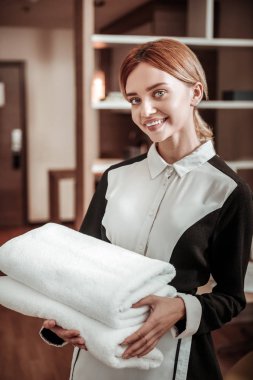 Onu ilk çalışma günü yaparken heyecanlı hissediyorum hizmetçi