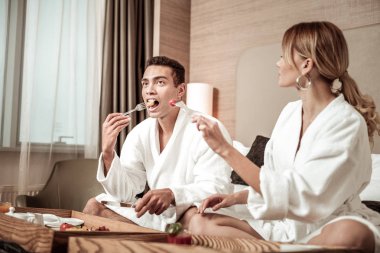 Sevgi dolu karısı kocası ile onun domates paylaşım caring