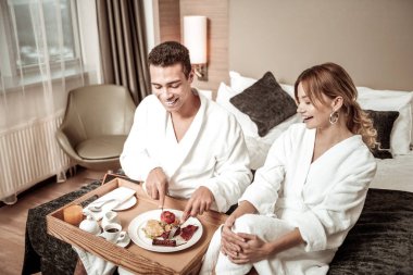 Bıçak ve çatal onun pastırma kesme kullanarak esmer erkek