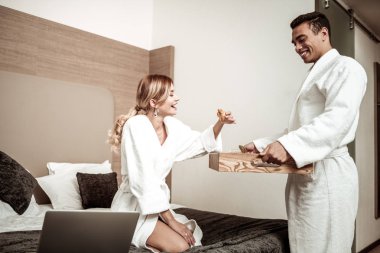 Bazı kruvasan kahvaltı otelin yaşarken götürmek karısı