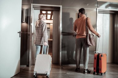 Sarışın karı kocasına iş gezisi için bırakarak Hoşça kal diyor