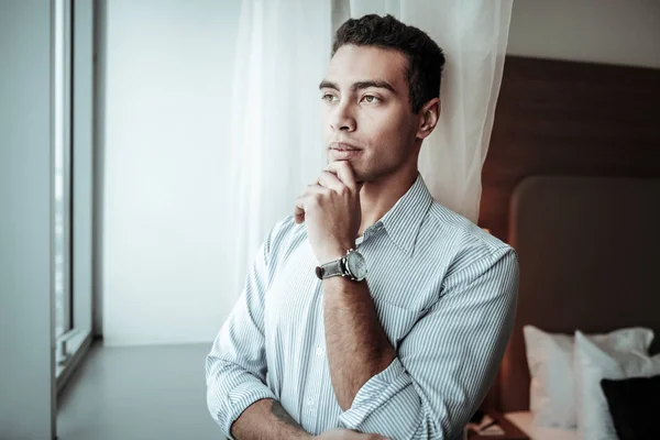 Empresario sintiéndose reflexivo pensando en abrir una nueva sucursal —  Fotos de Stock