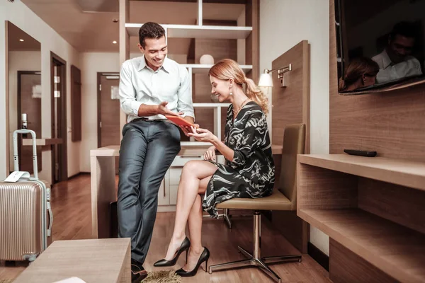 Casal de empresários assistindo vídeo interessante no tablet — Fotografia de Stock