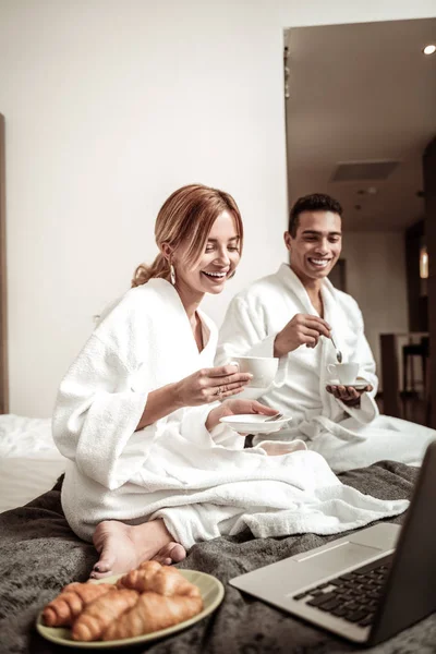 Kız ve erkek arkadaşı otelin Fransız kahvaltı keyfi — Stok fotoğraf