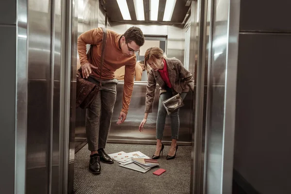 Bra pojkvän bistå sin kvinna efter att släppa papper — Stockfoto