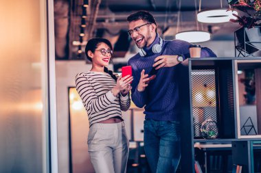 Komik bir şaka gülen neşeli sakallı adam