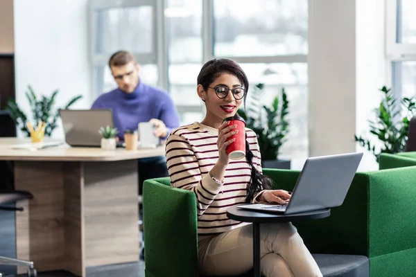 Attraktiv kvinnlig person som använder sin nya laptop — Stockfoto