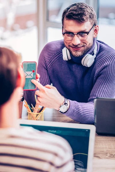 Raadselachtige brunette mannelijke persoon kijken naar collega — Stockfoto