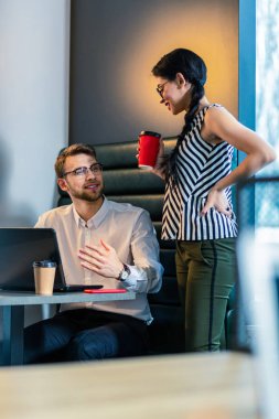 Neşeli sakallı programcı meslektaşı için konuşuyor