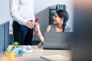Neşeli esmer erkek pembe rose adlı arıyorsunuz