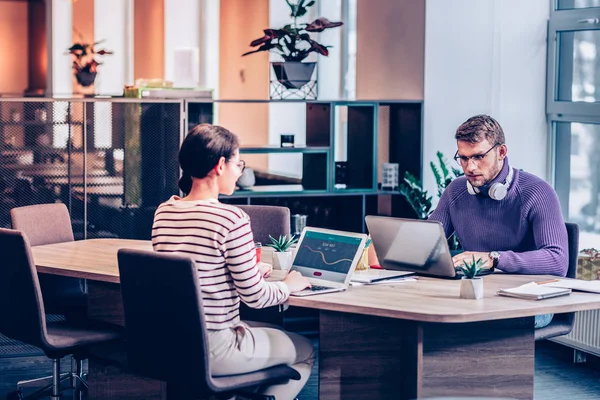 Professional It werknemers voltooiing van belangrijke computerprogramma — Stockfoto