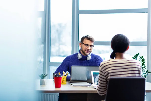 Attenta bruna femminile seduta di fronte al suo partner — Foto Stock